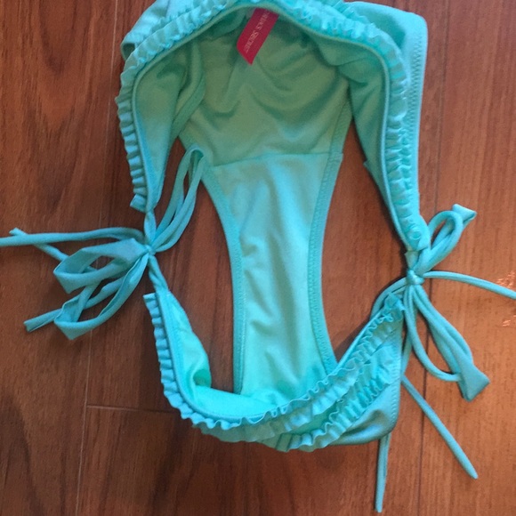 Bikini - Picture 4 of 8